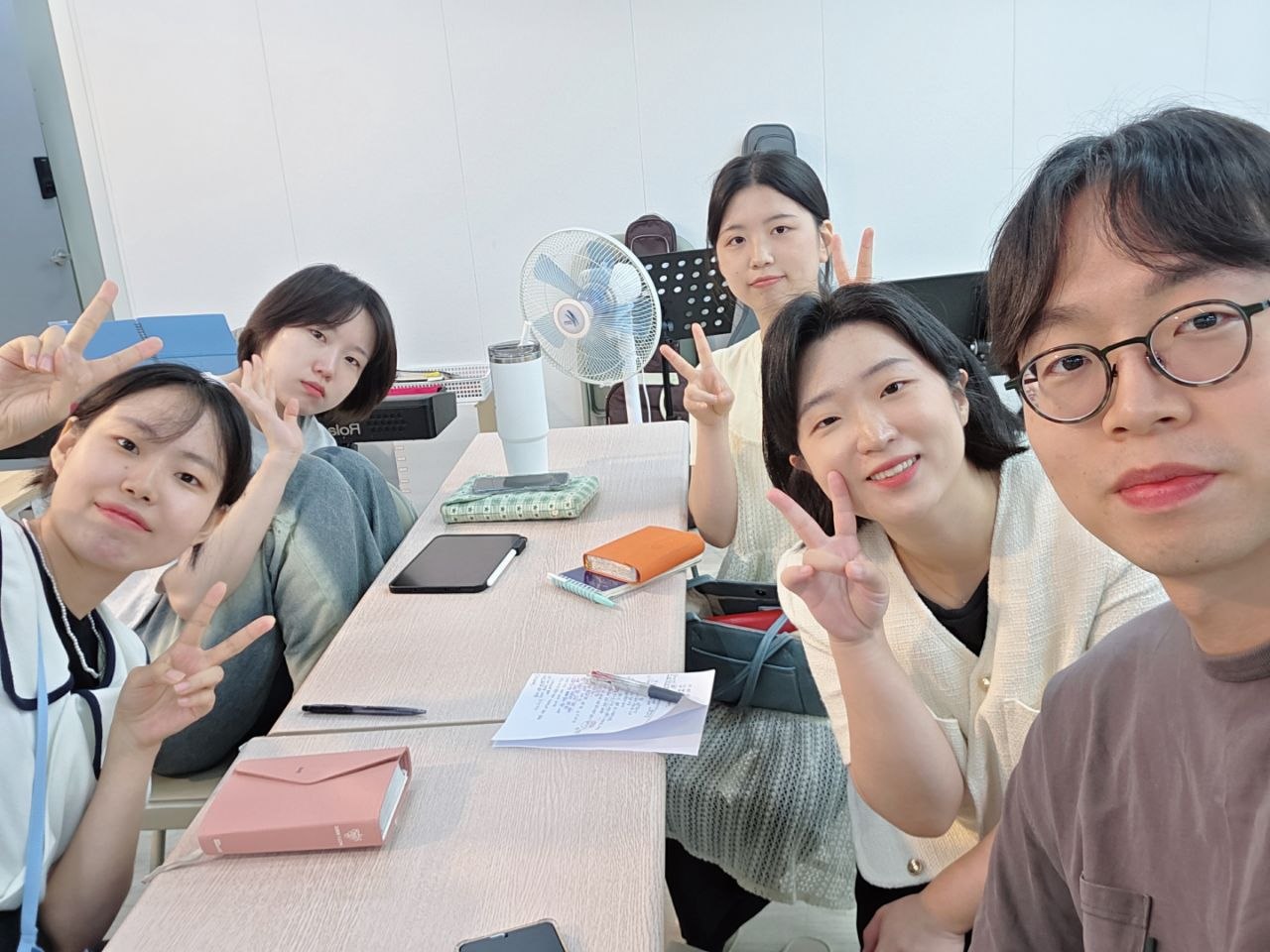 셀모임에서 함께 사진을 찍은 제자 청년회 청년들