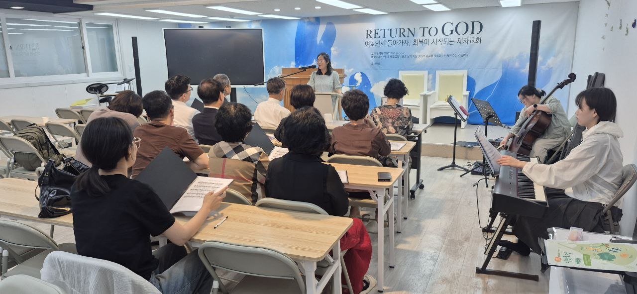 예배 전 함께 모여 찬양을 연습하는 솔라이트 찬양대