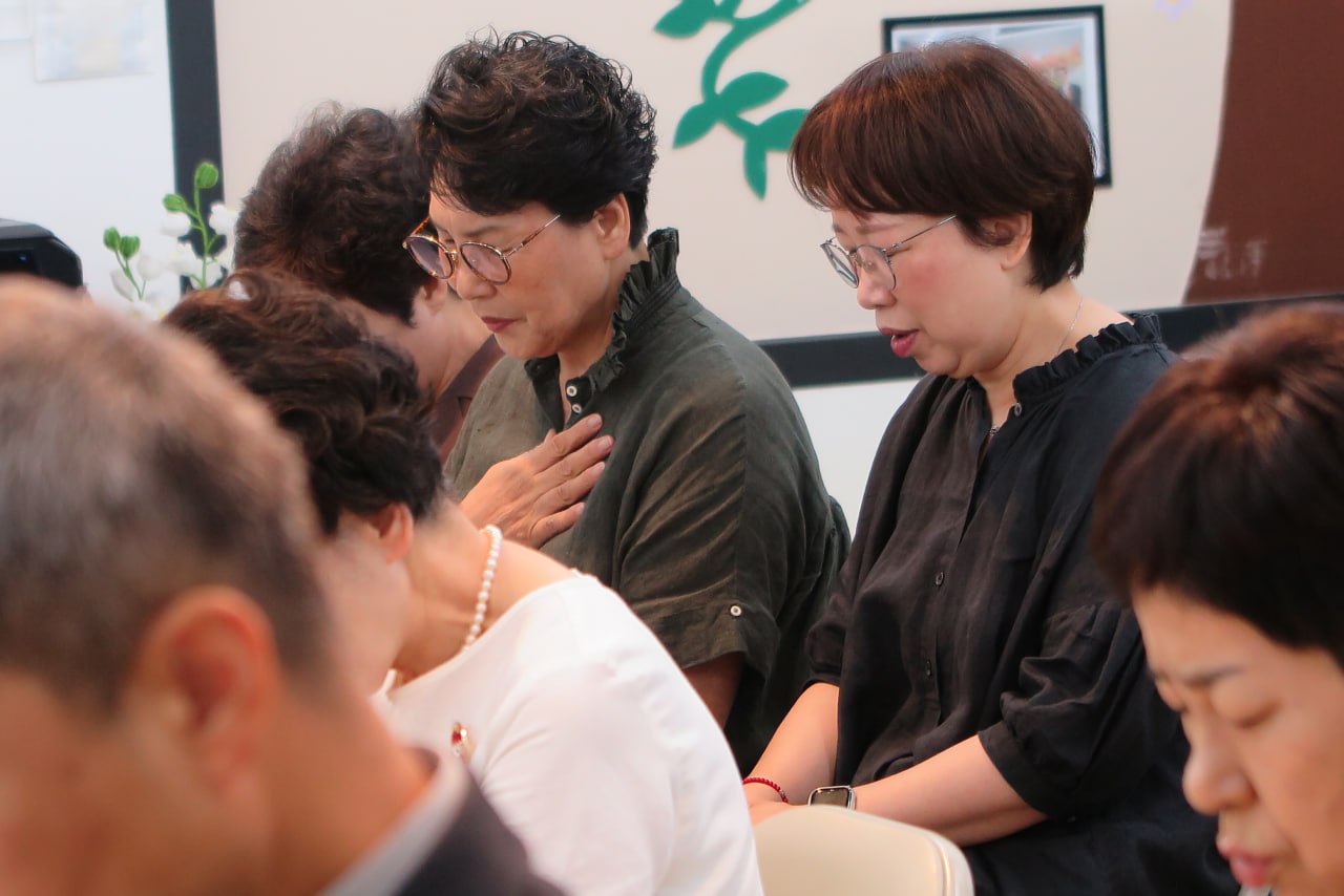 예배 중 마음을 모아 기도하는 성도들
