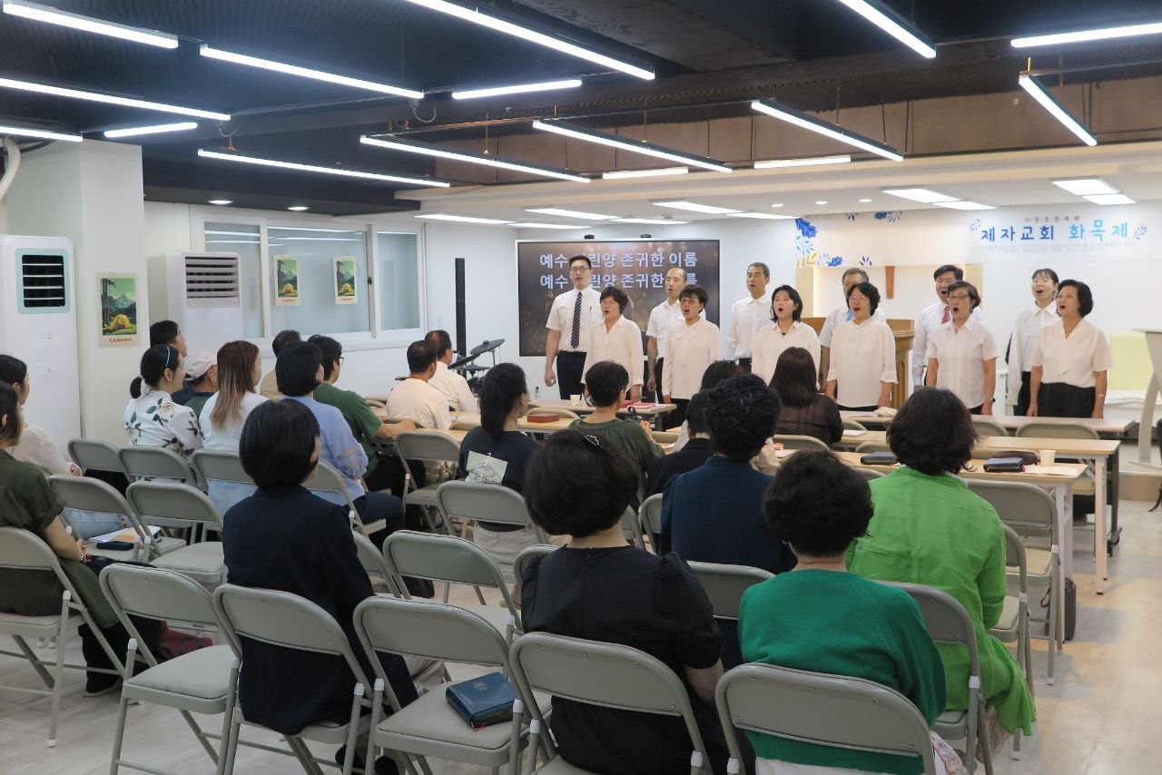 화목제 예배에서 찬양하는 솔라이트 찬양대