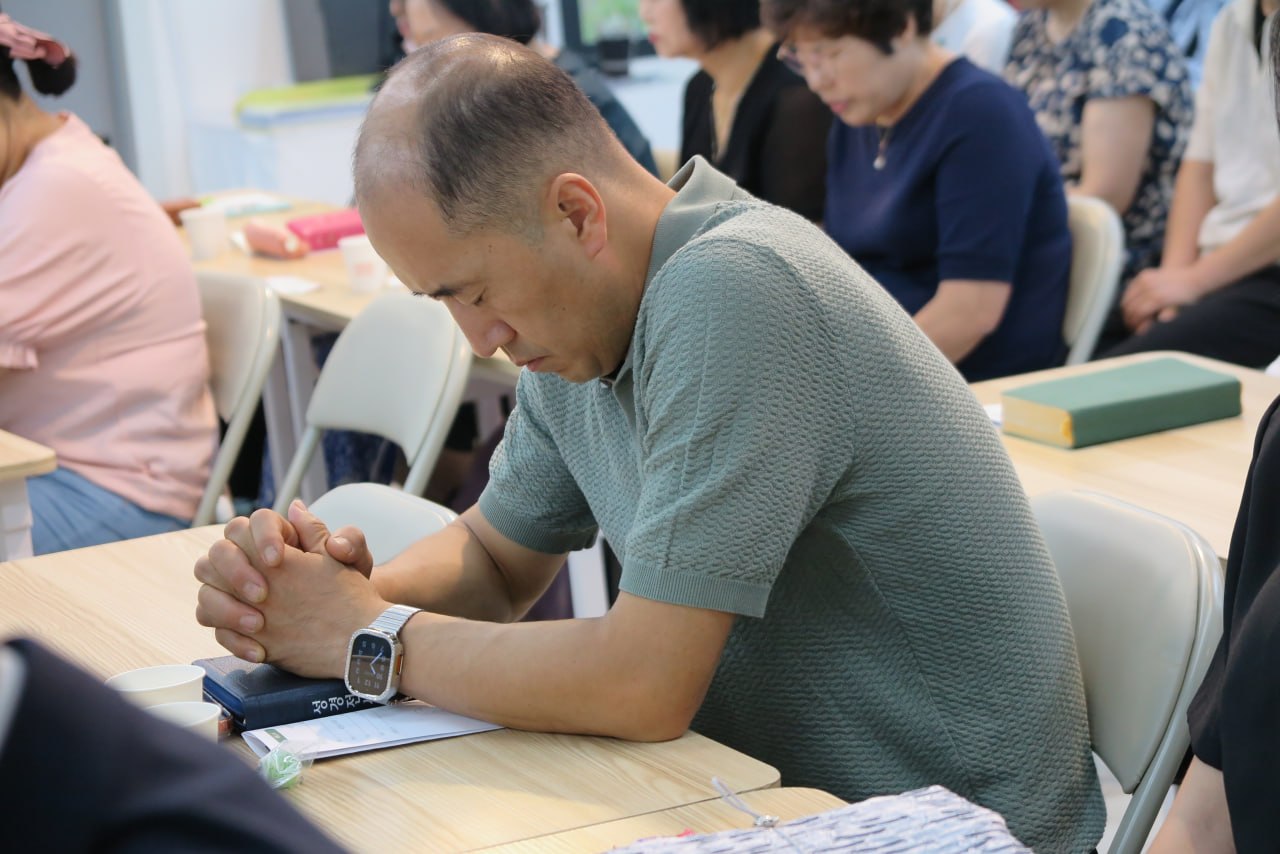 말씀 앞에서 조용히 기도하는 제자 남전도회 형제