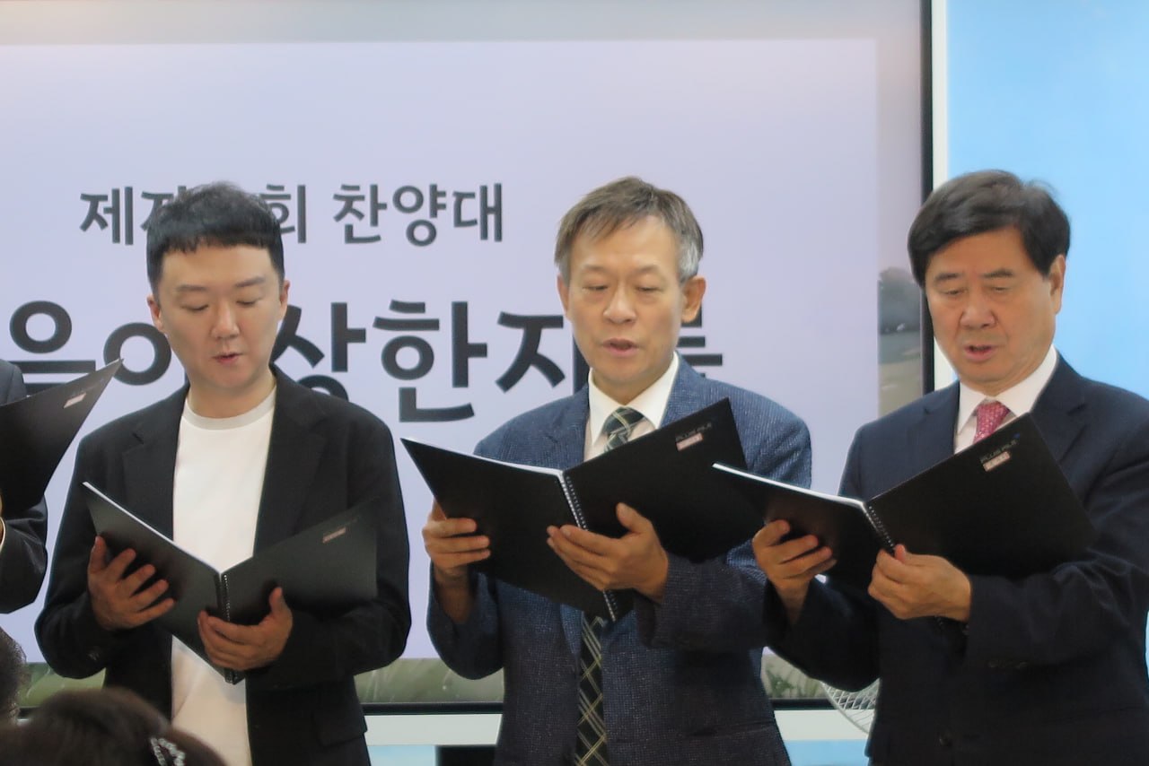 악보를 들고 찬양하는 솔라이트 찬양대 남성 대원들
