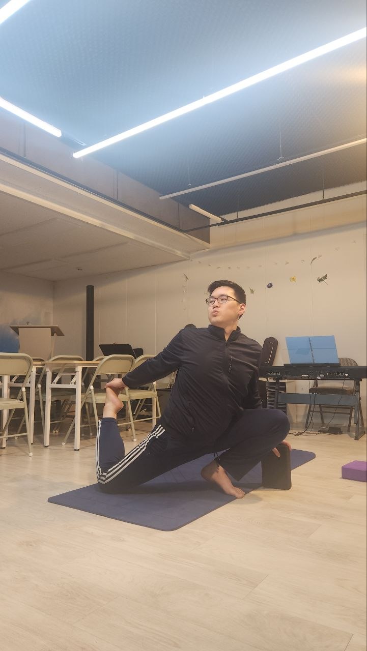 배움센터 요가교실에서 자세를 지도하는 강사