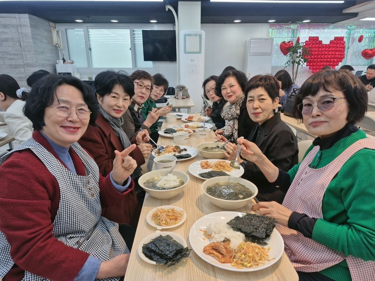 제자 여전도회 성도들이 함께 점심 식사를 나누며 교제하는 모습