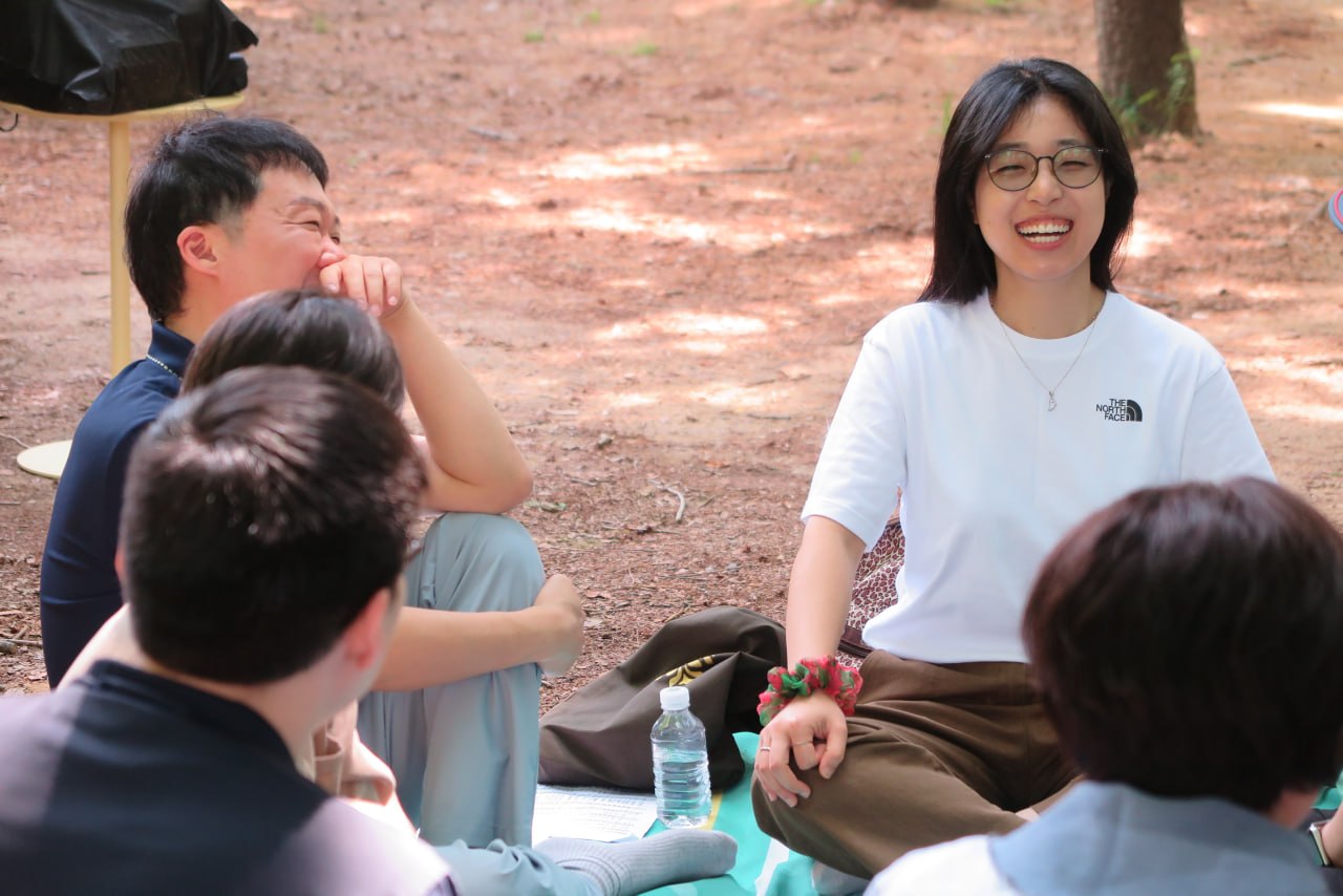 숲속 야외예배 나눔 시간에 환하게 웃는 청년 자매