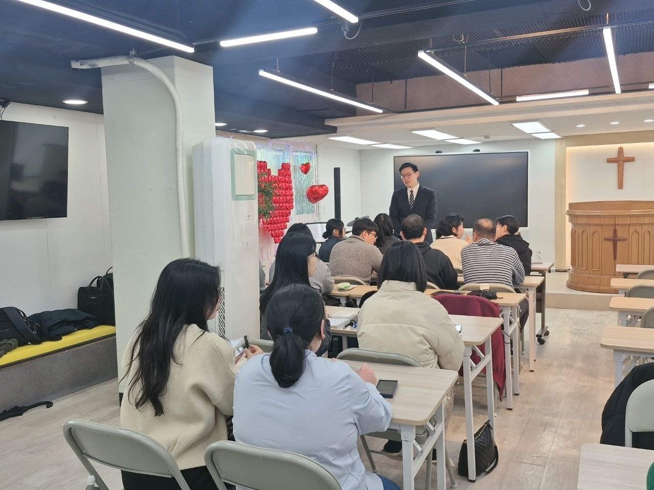 전도사님과 함께 말씀을 듣는 제자 청년회 모임