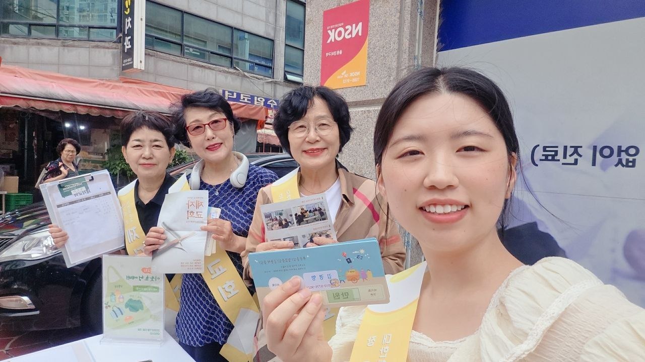 전도지를 들고 좌판전도에 함께한 제자 여전도회 성도들