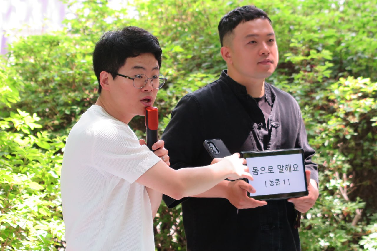 야외 레크리에이션 '몸으로 말해요' 게임을 진행하는 청년들