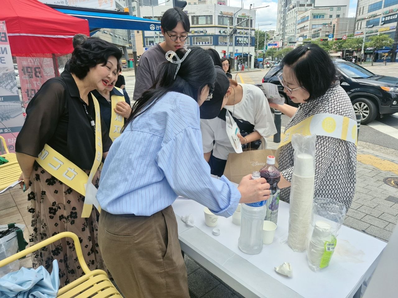 거리에서 이웃에게 음료를 나누며 복음을 전하는 좌판전도 현장