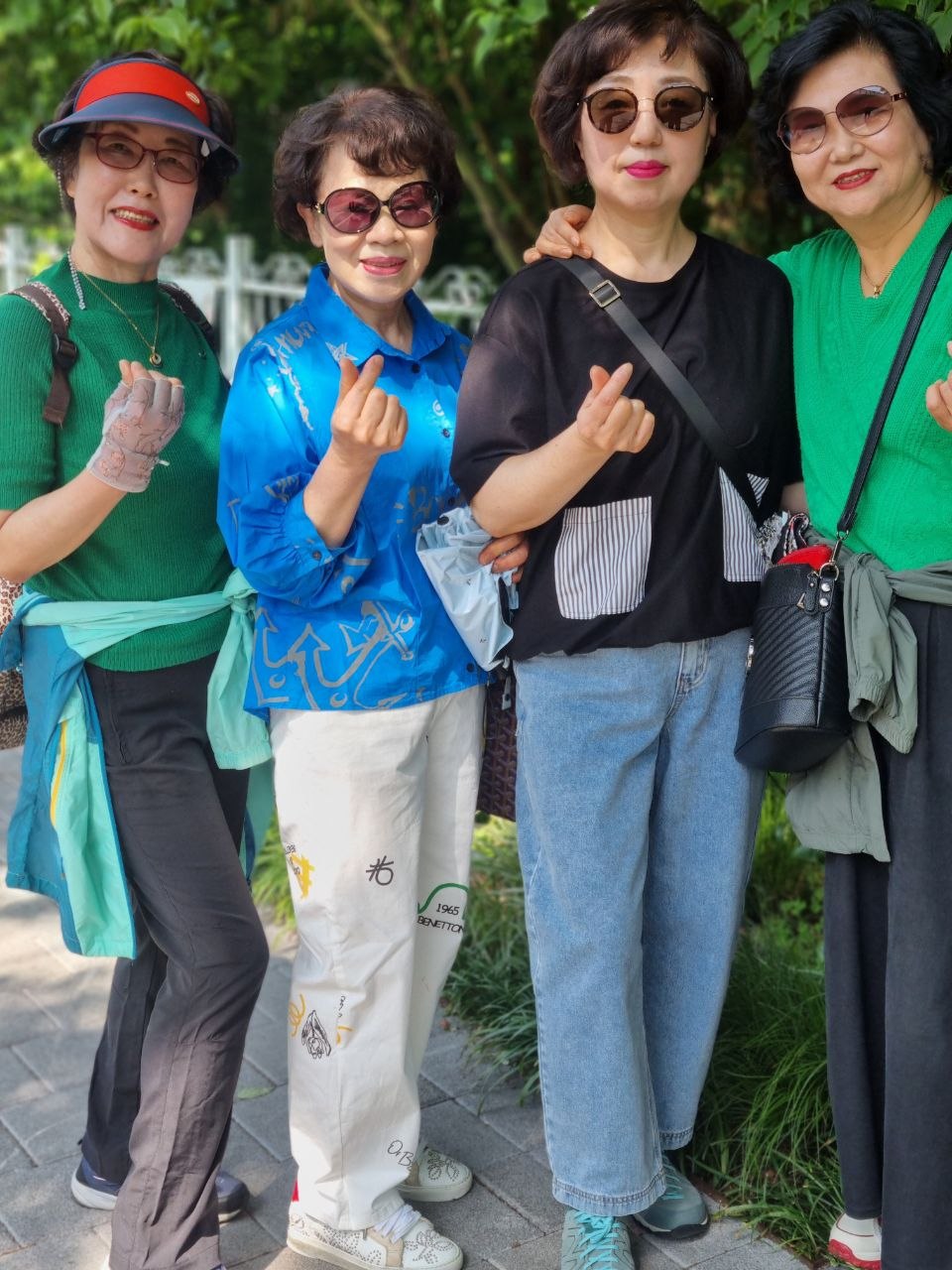 공원 산책길에서 손하트를 하며 사진을 찍은 여전도회 성도들