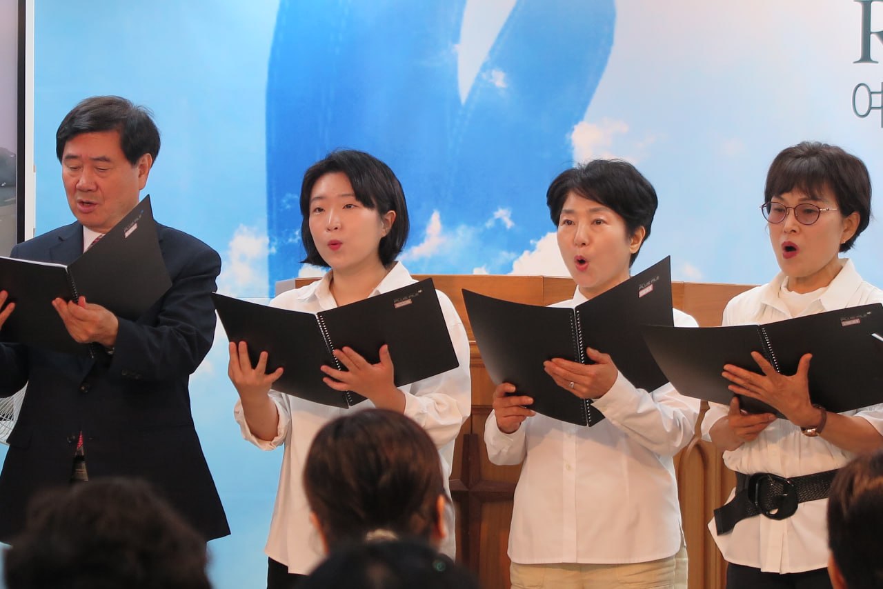 함께 입을 모아 찬양하는 솔라이트 찬양대 대원들
