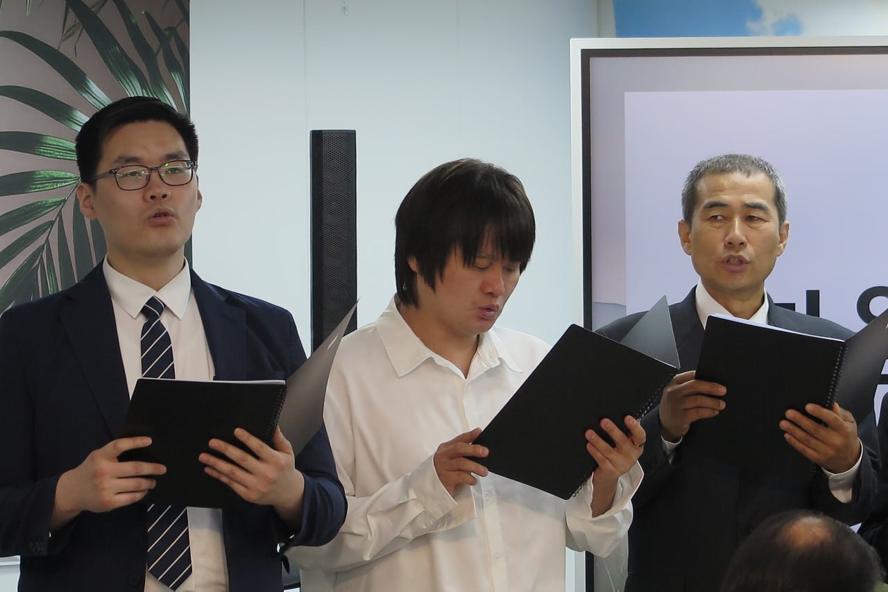 정성으로 찬양을 올려드리는 솔라이트 찬양대 형제들