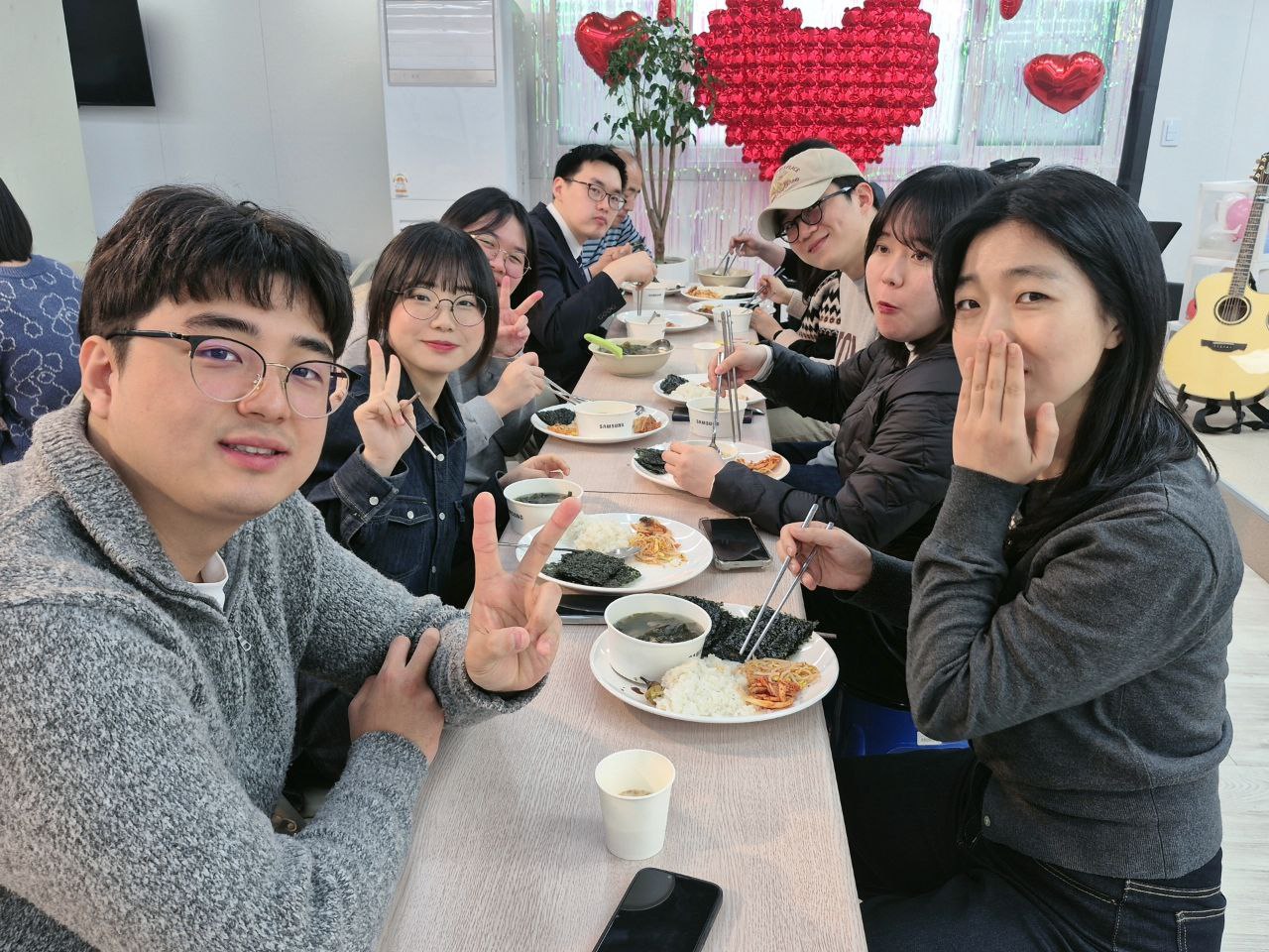 주일 점심을 함께 나누며 웃는 제자 청년회